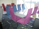 barevné čalouněné židle